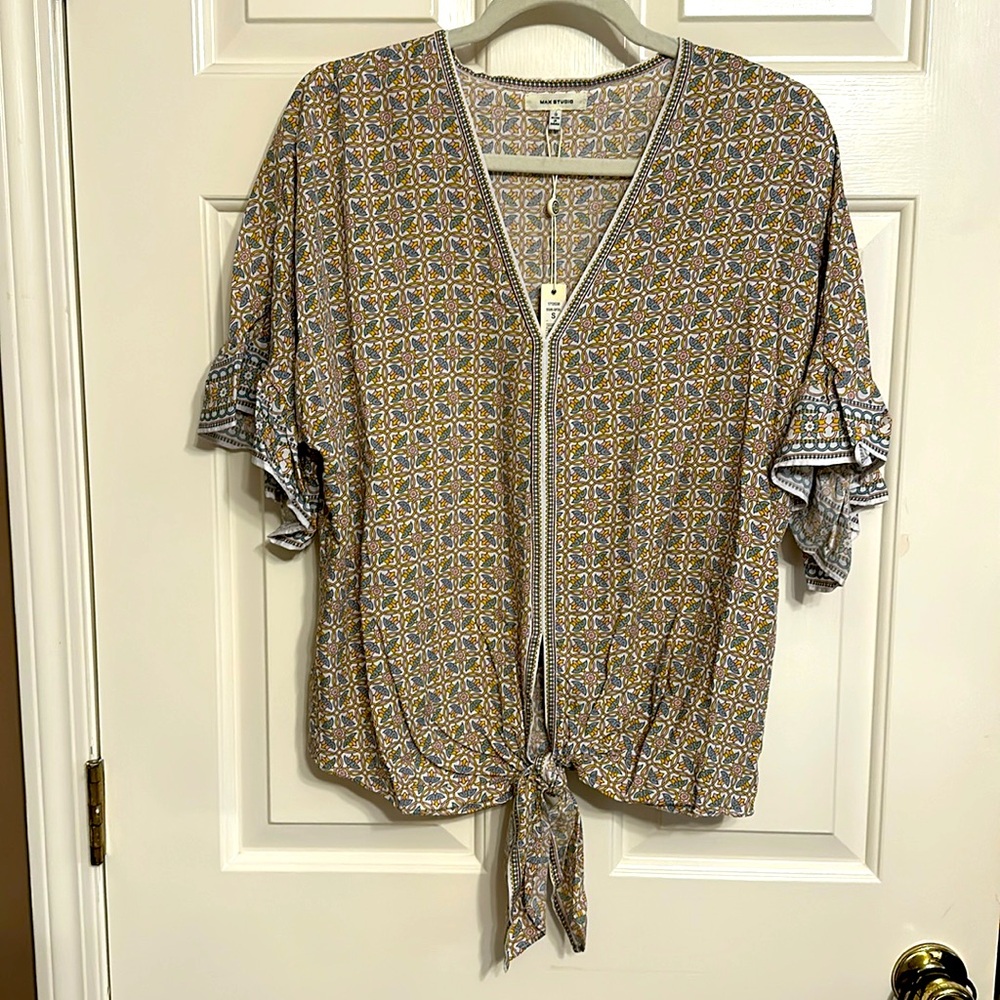 Max Studio Short Sleeved Front Tie Vneck Top NWT size Small